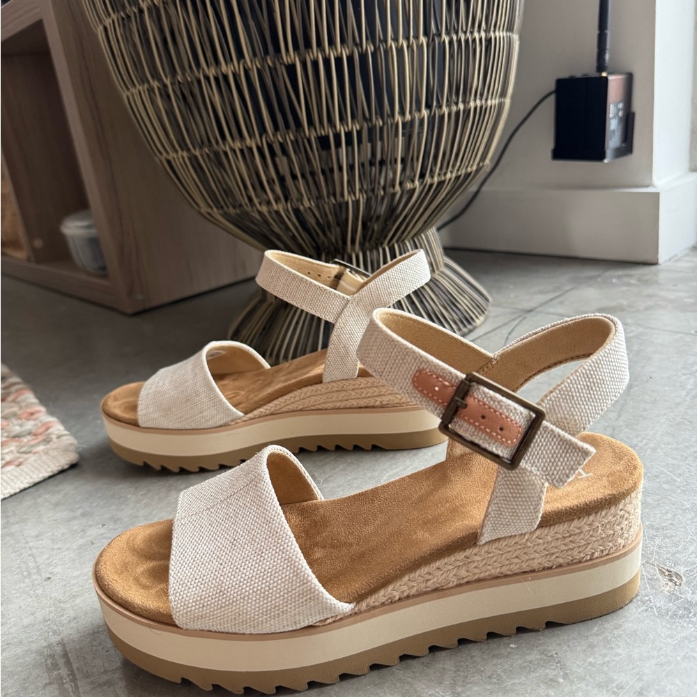 Tom’s Elegant Cream Platform Sandals